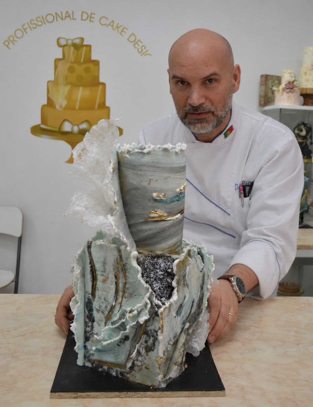 Chef Dinis Pinto em jaleca branca — Chef Pasteleiro e Consultor Internacional com 33 anos de carreira em Portugal, Austrália e Nicarágua