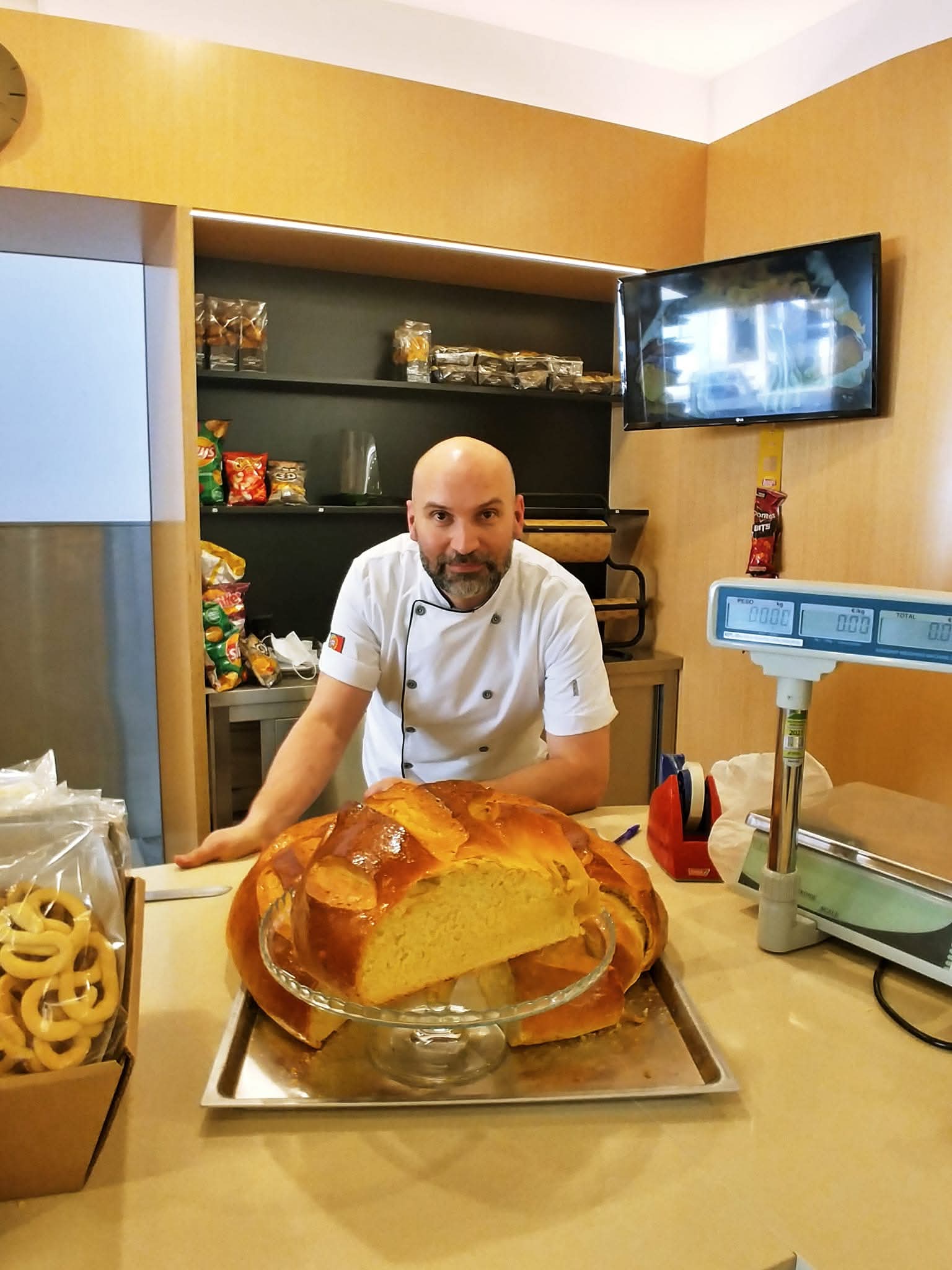 Chef Dinis Pinto em bancada de produção — gestão e rigor técnico na pastelaria