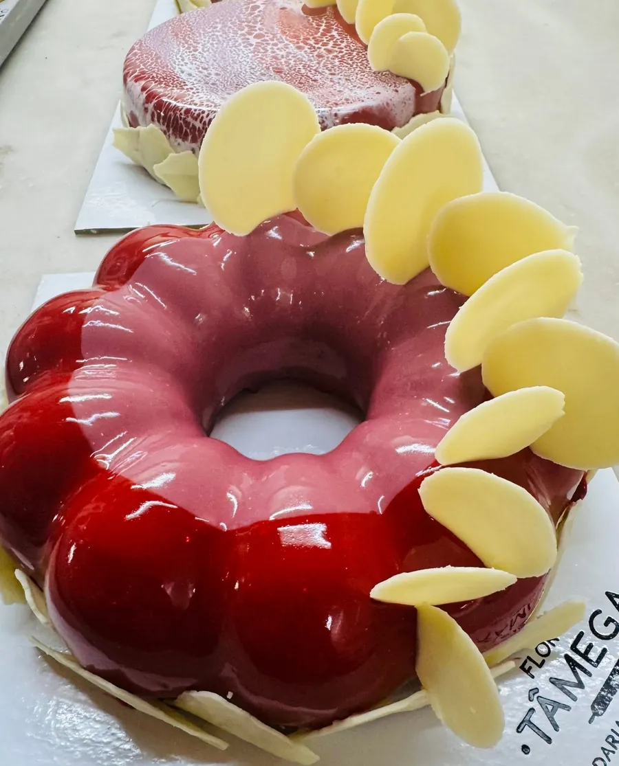Sobremesa espelhada em tom rubi com acabamento em folha de chocolate branco