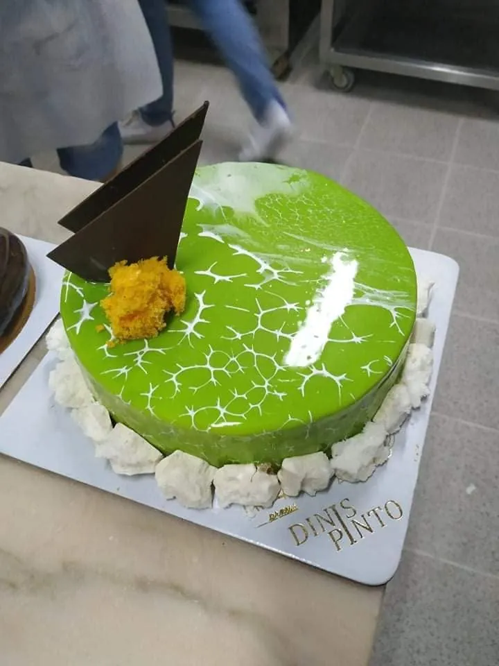 Sobremesa de casamento espelhada em jade com decoração escultórica