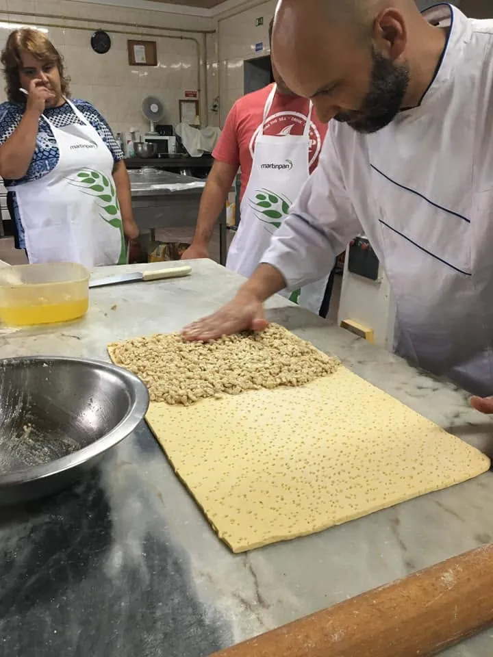Chef Dinis Pinto a trabalhar massa de pão com precisão técnica