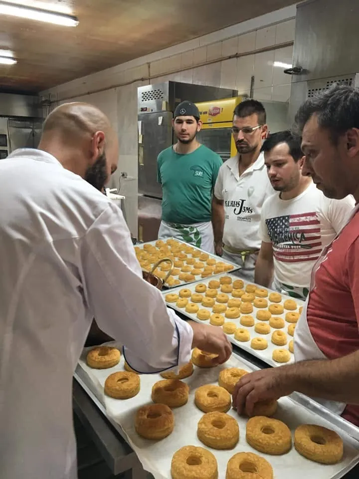 Chef Dinis Pinto a formar equipa de pastelaria, técnica de trabalho de massa