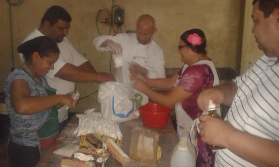 Chef Dinis Pinto a operar equipamento de padaria na Nicarágua
